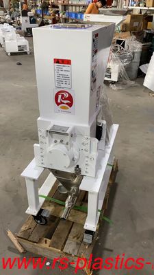 China Plastic waste recycling machine motor 2,2kw -Low speed crusher/grinder/granulotor to injections no dust good quality to Ireland